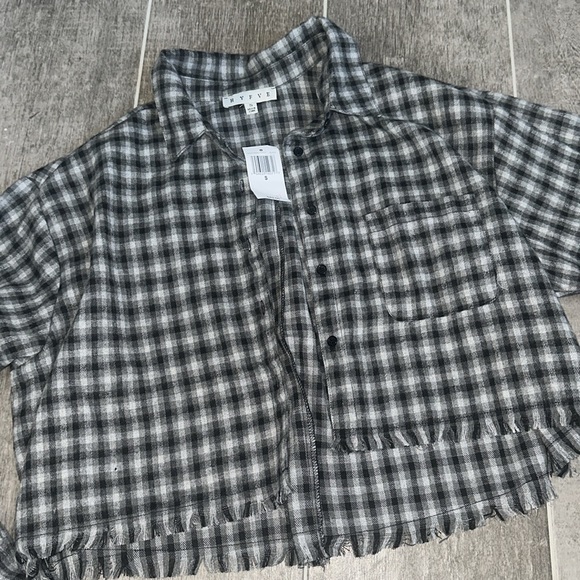 Plaid Cropped Button-Up Shirt - Picture 2 of 4